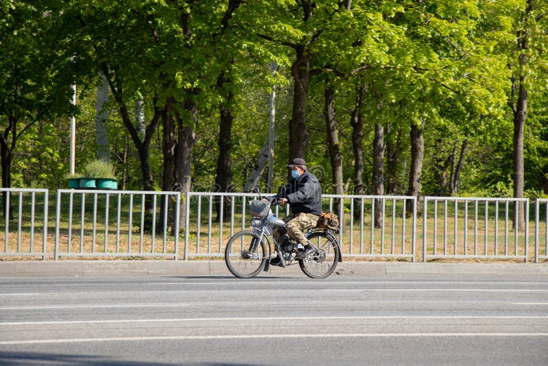 乌克兰,第聂伯罗 — 2020年4月30日 一名德内普市居民,早上在街上被隔离时骑着一辆马车 免版税库存照片 乌克兰,第聂伯罗 — 2020年4月30日 一名德内普市居民,早上在街上被隔离时骑着一辆马车 免版税库存照片