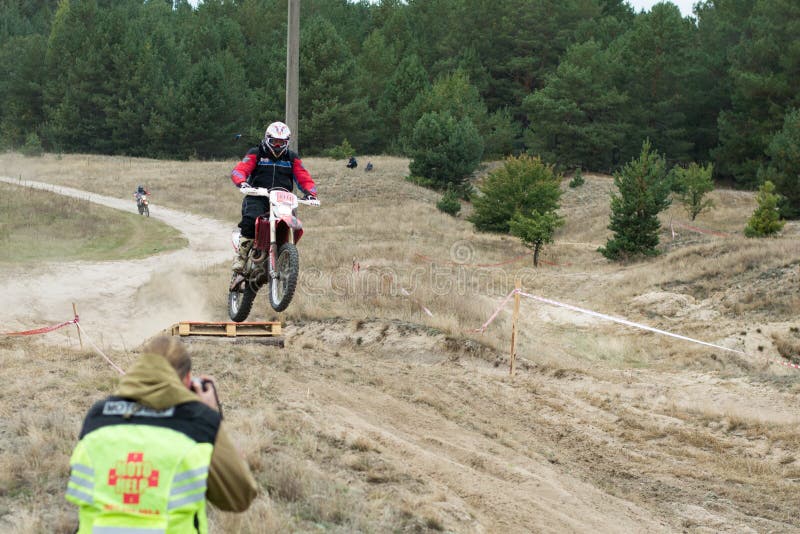 乌克兰,诺夫哥罗德Seversky - 2017年9月30日:在诺夫哥罗德Seversky附近召集, enduro在含沙路的摩托车种族, 图库摄影 乌克兰,诺夫哥罗德Seversky - 2017年9月30日:在诺夫哥罗德Seversky附近召集, enduro在含沙路的摩托车种族, 图库摄影