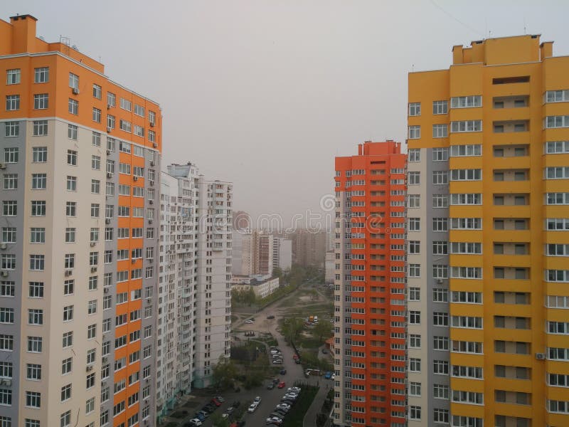 乌克兰基辅2020年4月16日 — 基辅市沙尘暴 库存图片 乌克兰基辅2020年4月16日 — 基辅市沙尘暴 库存图片