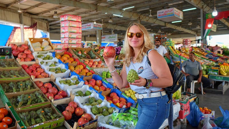 买有机异乎寻常的果子毛叶番荔枝和pomegranate0在地方义卖市场的白肤金发的女孩 免版税库存照片 买有机异乎寻常的果子毛叶番荔枝和pomegranate0在地方义卖市场的白肤金发的女孩 免版税库存照片