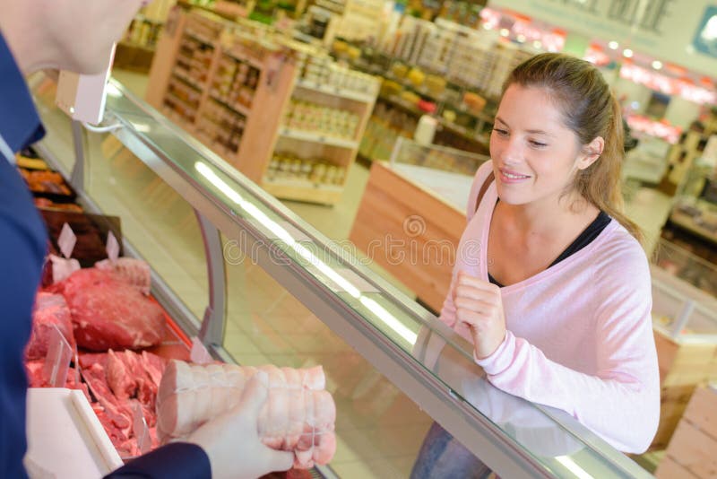 买肉的女人 免版税库存照片