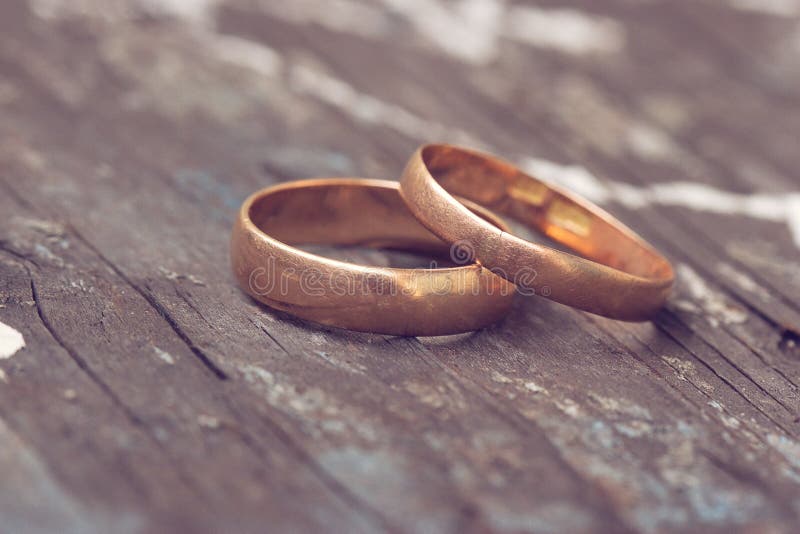 两枚结婚戒指是金色的 库存图片