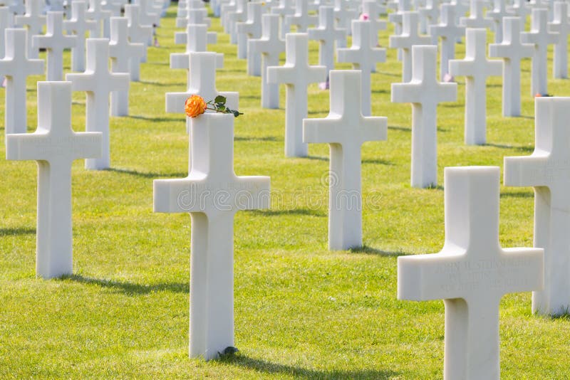 二战诺曼底美国公墓和纪念品的白色十字架