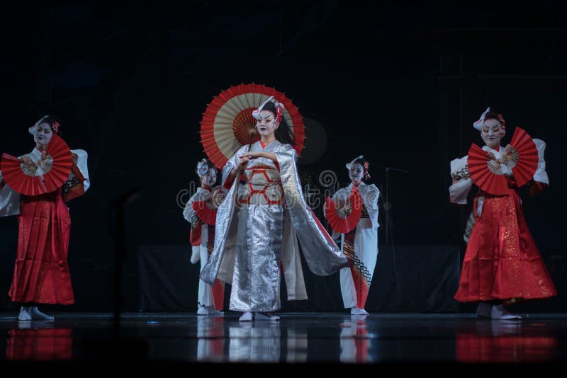 五位穿着传统白红和服和福克斯面具跳舞的女演员 库存图片 五位穿着传统白红和服和福克斯面具跳舞的女演员 库存图片