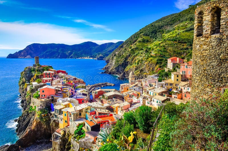 五颜六色的村庄Vernazza风景看法在Cinque Terre