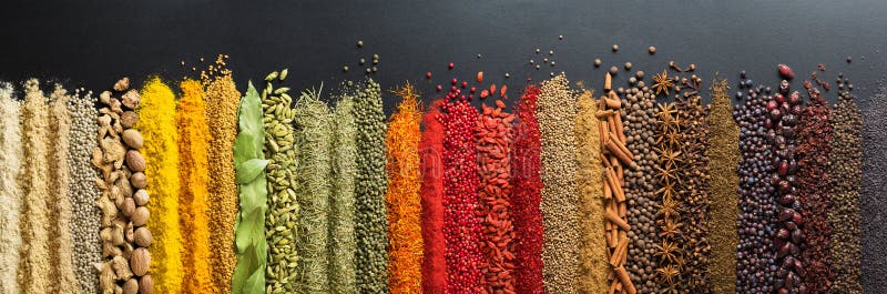 五颜六色的汇集香料和草本在背景黑桌上 装饰的包装地中海调味品用食物 免版税库存图片 五颜六色的汇集香料和草本在背景黑桌上 装饰的包装地中海调味品用食物 免版税库存图片