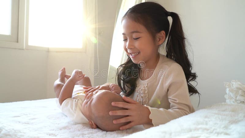 亚洲一家可爱的小妹妹在床上抚摸新生儿弟弟 影视素材. 视频 包括有 家庭, 新建, 团体, 硼硅酸盐, 逗人喜爱 - 170095952