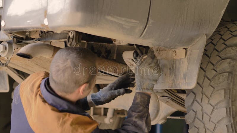 亚洲男人在车间修理一辆旧车 股票录像