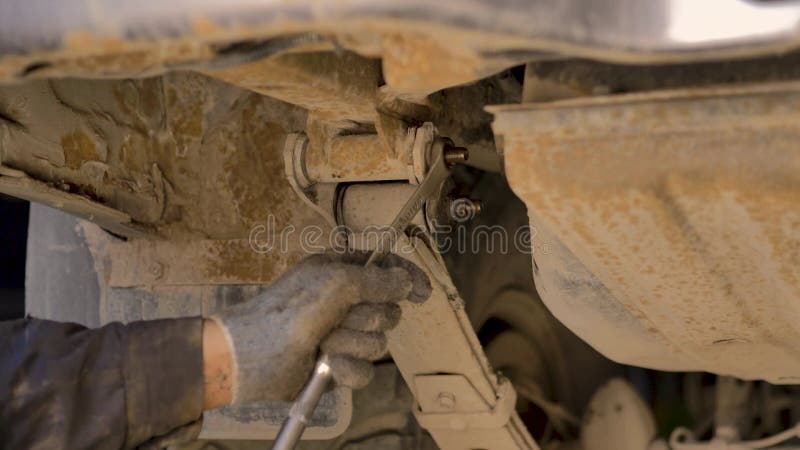 亚洲男人在车间修理一辆旧车 股票录像