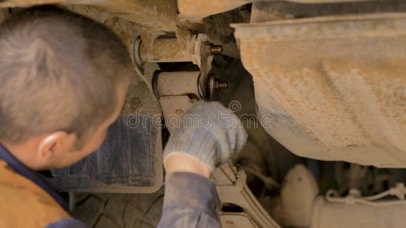 亚洲男人在车间修理一辆旧车 股票录像