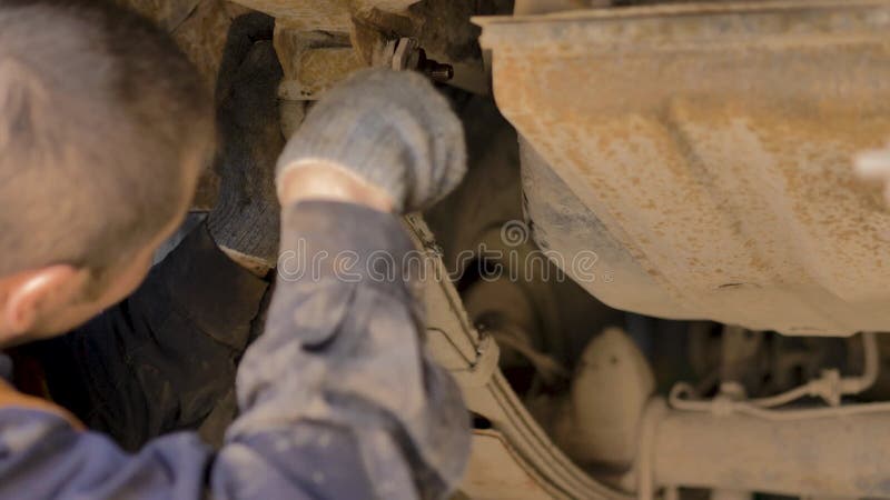亚洲男人在车间修理一辆旧车 影视素材