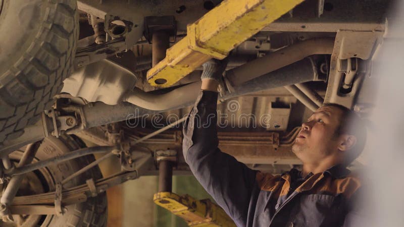 亚洲男人在车间修理一辆旧车 股票录像