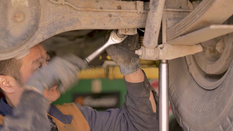 亚洲男人在车间修理一辆旧车 影视素材