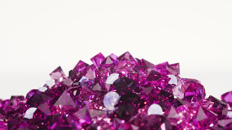 移交白色的紫罗兰色珠宝石头堆，使准备好成环