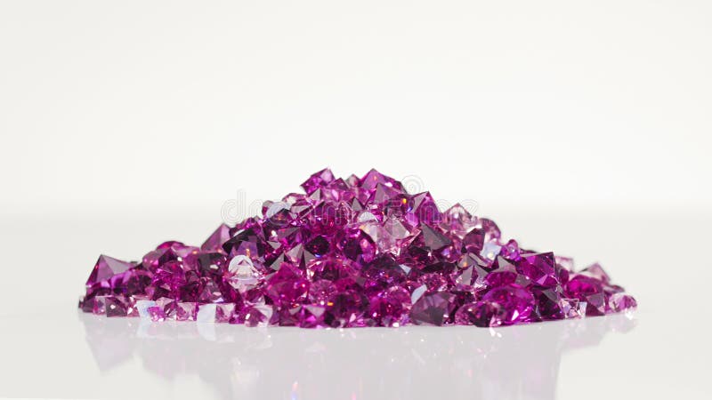 移交白色背景的紫罗兰色珠宝石头堆