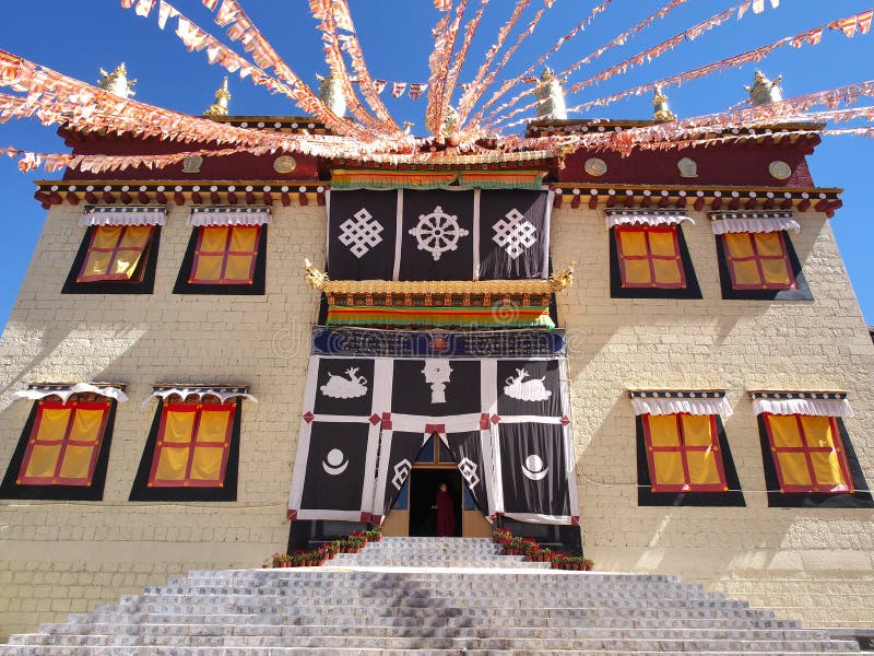 亦称松赞林寺Ganden Sumtseling修道院,是西藏佛教徒修道院在 亦称松赞林寺Ganden Sumtseling修道院,是西藏佛教徒修道院在