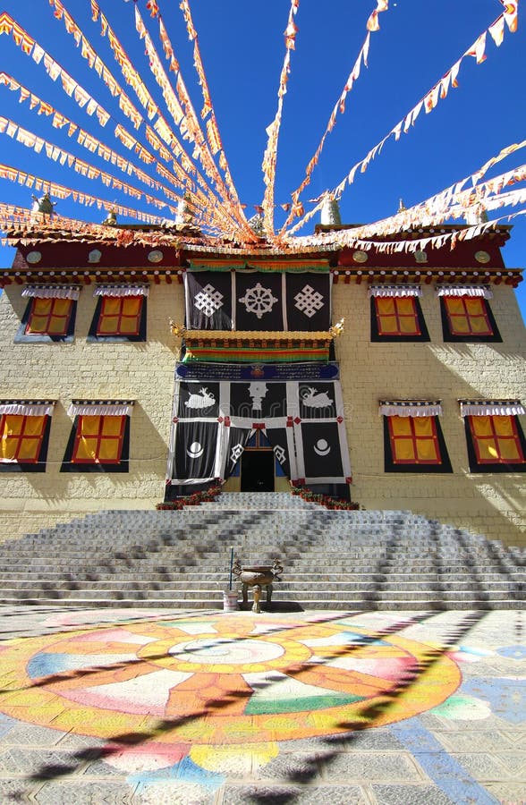 亦称松赞林寺Ganden Sumtseling修道院,是西藏佛教徒修道院在 亦称松赞林寺Ganden Sumtseling修道院,是西藏佛教徒修道院在