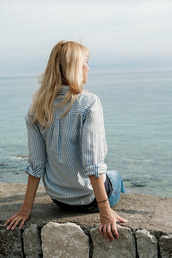 享受在海的白肤金发的妇女旅客看法summe的 免版税图库摄影