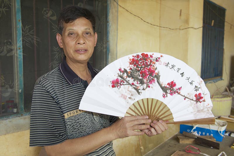 人在阳朔，中国拿着繁体中文爱好者 库存图片