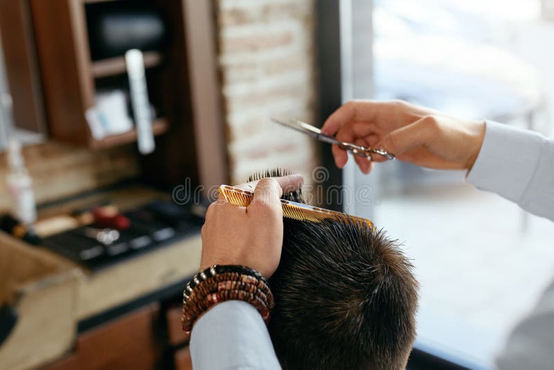 人理发 理发师切口人在理发店的` s头发 免版税库存图片