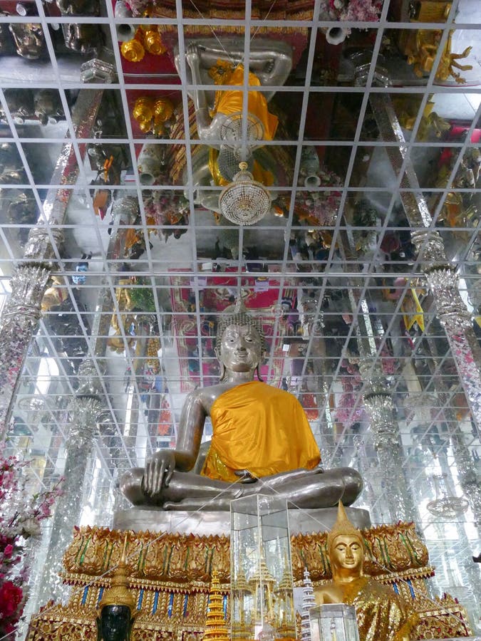人的反射天花板的在有budd的佛教寺庙