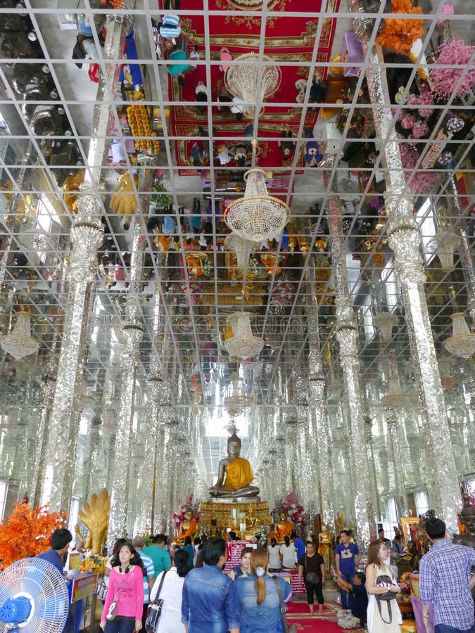 人的反射天花板的在有budd的佛教寺庙
