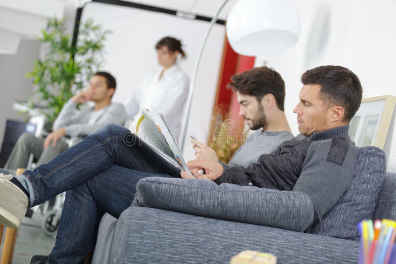 等候室里的人们 免版税库存图片