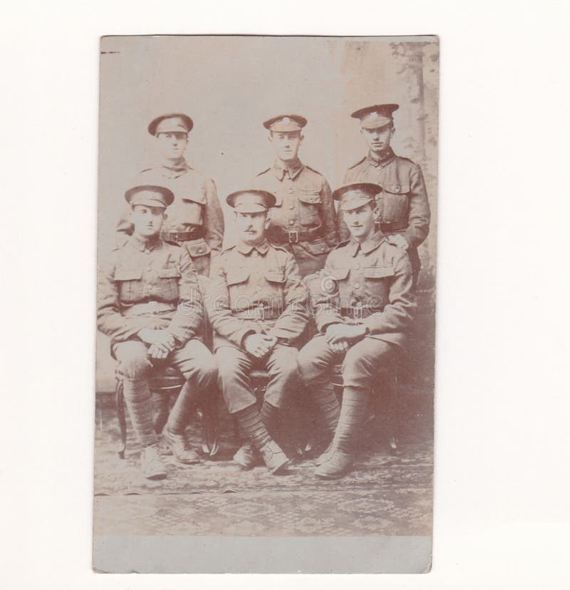 人葡萄酒黑白照片明信片军队制服的1916年- possbile坦克军团？