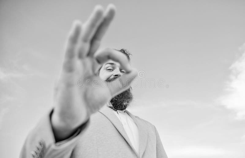 人通过ok姿态关闭查寻 暗中侦察的观看和观察 优秀概念 正式人有胡子的商人 库存图片