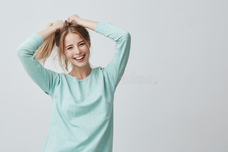 人面表示和情感 有被染的白肤金发的直发的正面年轻美丽的女性在穿戴的马尾辫 免版税库存图片 人面表示和情感 有被染的白肤金发的直发的正面年轻美丽的女性在穿戴的马尾辫 免版税库存图片