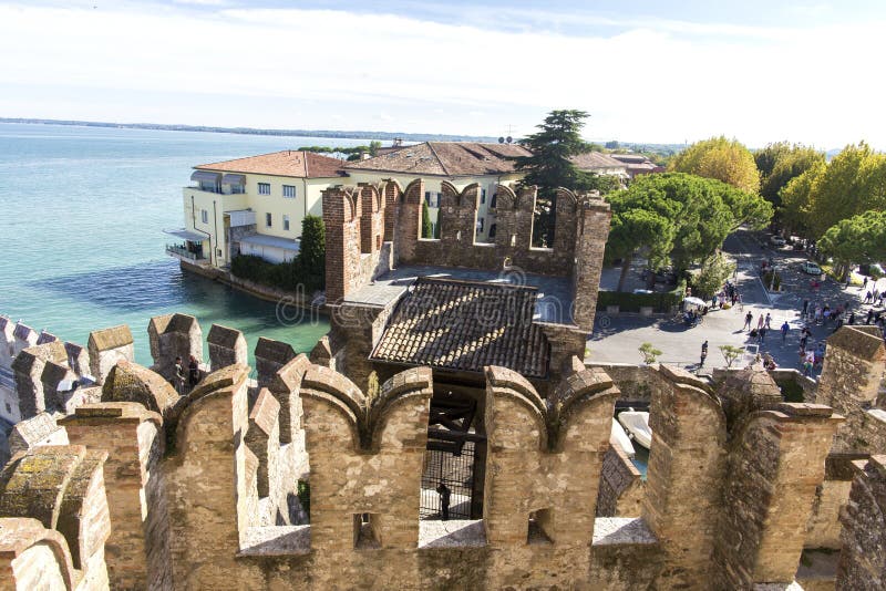 从Scaliger城堡的顶端城堡墙壁的看法在加尔达湖里面的 Sirmione,意大利 自然和历史 免版税库存照片 从Scaliger城堡的顶端城堡墙壁的看法在加尔达湖里面的 Sirmione,意大利 自然和历史 免版税库存照片