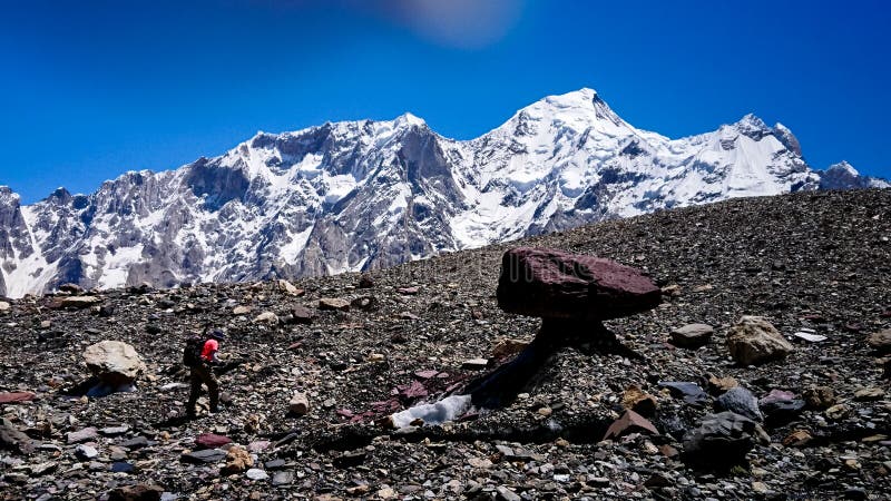 从Urdukas露营地的美好的大教堂峰顶在对K2营地,斯卡都,基尔吉特,巴基斯坦的途中 免版税图库摄影 从Urdukas露营地的美好的大教堂峰顶在对K2营地,斯卡都,基尔吉特,巴基斯坦的途中 免版税图库摄影