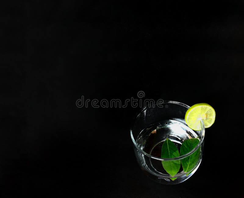 从哈瓦那,黑背景的古巴的可口mojito 图库摄影 从哈瓦那,黑背景的古巴的可口mojito 图库摄影