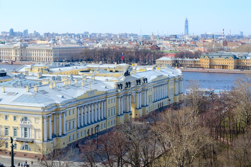 从圣以撒前参议院和宗教会议大厦和内娃堤防的, StPetersburg,俄罗斯` s大教堂柱廊的看法 库存照片 从圣以撒前参议院和宗教会议大厦和内娃堤防的, StPetersburg,俄罗斯` s大教堂柱廊的看法 库存照片