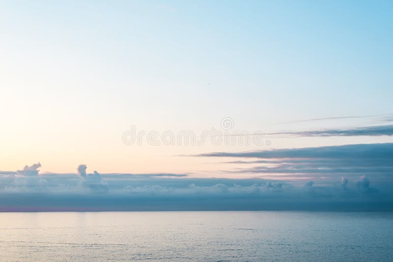从客舱阳台的看法蓝色风平浪静和天空的与美丽的云彩游轮的边 库存图片 从客舱阳台的看法蓝色风平浪静和天空的与美丽的云彩游轮的边 库存图片