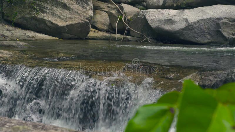 从流动在大石头的瀑布的山河在热带森林流程山河在瀑布小瀑布