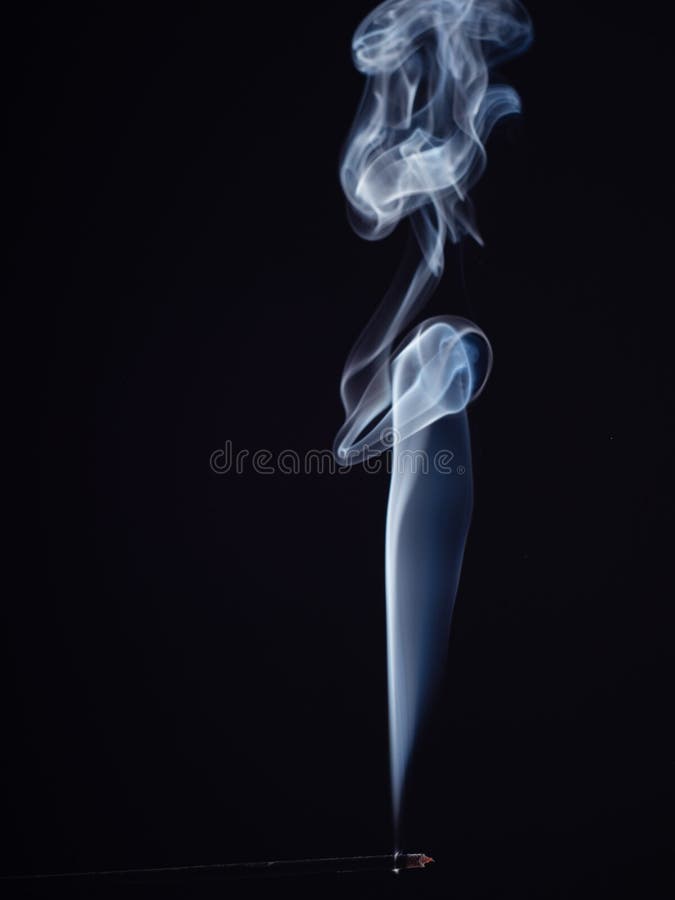 从焚香中抽出的白烟涡流,在黑色背景中孤立,特写 白色的抽象背景 库存图片 从焚香中抽出的白烟涡流,在黑色背景中孤立,特写 白色的抽象背景 库存图片