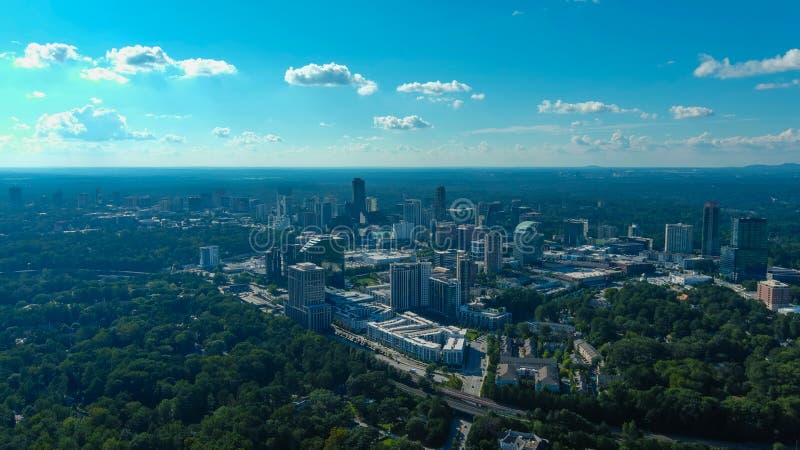 从空中拍摄的令人叹为观止的布鲁克黑文的城市景观，其中有许多建筑物，广袤的绿色苍翠，蓝天