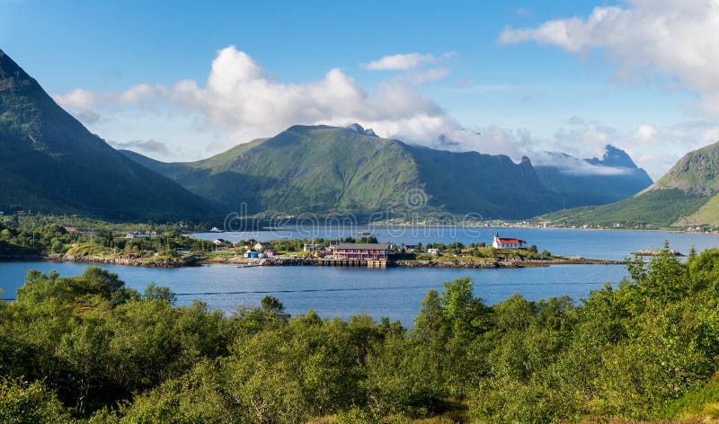 从观点的看法在Austnesfjorden对Sildpollneset陆岬的休息区, Lofoten群岛,挪威 库存照片 从观点的看法在Austnesfjorden对Sildpollneset陆岬的休息区, Lofoten群岛,挪威 库存照片