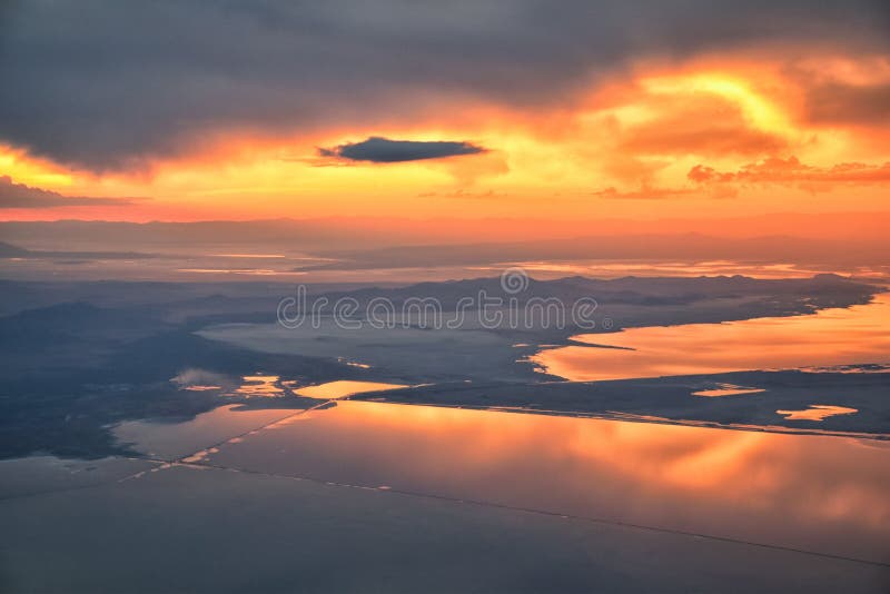 从飞机的大盐湖日落鸟瞰图在Wasatch落矶山脉范围、清扫的cloudscape和风景犹他 库存图片 从飞机的大盐湖日落鸟瞰图在Wasatch落矶山脉范围、清扫的cloudscape和风景犹他 库存图片