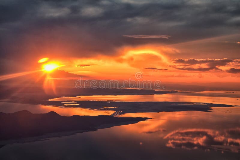 从飞机的大盐湖日落鸟瞰图在Wasatch落矶山脉范围、清扫的cloudscape和风景犹他 库存图片 从飞机的大盐湖日落鸟瞰图在Wasatch落矶山脉范围、清扫的cloudscape和风景犹他 库存图片