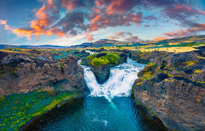 从飞行无人机的视野. 哈尔帕福斯瀑布上的夕阳. 冰岛欧洲夏日的壮丽景象. 自然景观之美