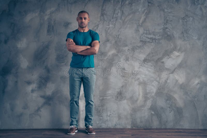 他的全长身体尺寸视图画象他穿时髦蓝色T恤杉的好可爱的嬉戏英俊男士 免版税库存图片 他的全长身体尺寸视图画象他穿时髦蓝色T恤杉的好可爱的嬉戏英俊男士 免版税库存图片