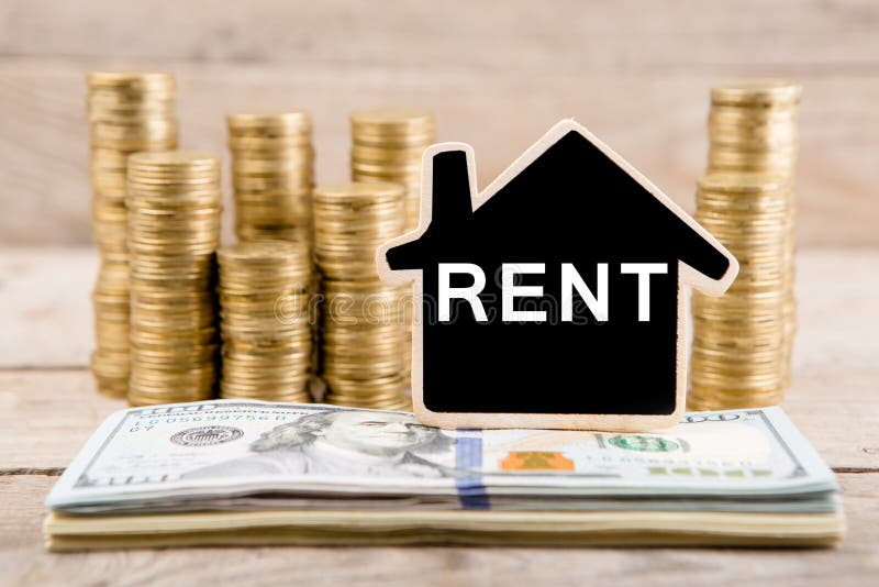 以一个房子的形式堆硬币和美金,黑板有文本的& x22; RENT& x22; 库存照片 以一个房子的形式堆硬币和美金,黑板有文本的& x22; RENT& x22; 库存照片