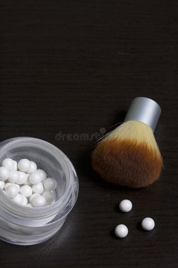 以在一个开放瓶子的球的形式成珠状轮廓色_ 接近应用的化妆用品刷子 几个球说谎并行的o 库存图片 以在一个开放瓶子的球的形式成珠状轮廓色_ 接近应用的化妆用品刷子 几个球说谎并行的o 库存图片