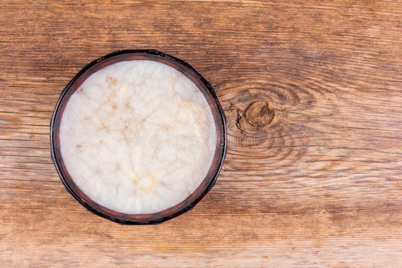 仿制空间的复古木质背景上，一层脂肪，用麻黄鸡肉和猪肉制成的果冻 库存图片