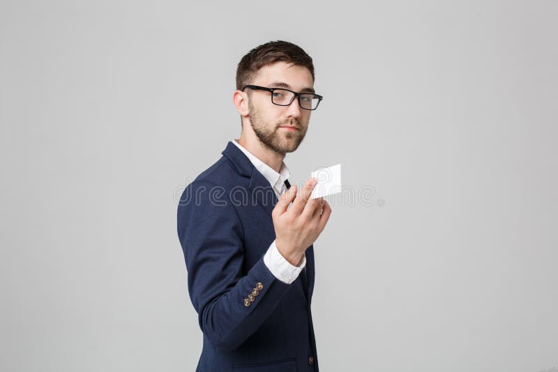 企业概念-显示与微笑的确信的面孔的画象英俊的商人名片 奶油被装载的饼干 复制空间 免版税图库摄影 企业概念-显示与微笑的确信的面孔的画象英俊的商人名片 奶油被装载的饼干 复制空间 免版税图库摄影