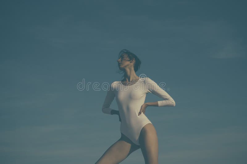 优美的完美 在天空蔚蓝的年轻芭蕾舞女演员跳舞 经典舞蹈样式 舞蹈穿戴的俏丽的女孩 逗人喜爱的芭蕾 免版税库存照片 优美的完美 在天空蔚蓝的年轻芭蕾舞女演员跳舞 经典舞蹈样式 舞蹈穿戴的俏丽的女孩 逗人喜爱的芭蕾 免版税库存照片