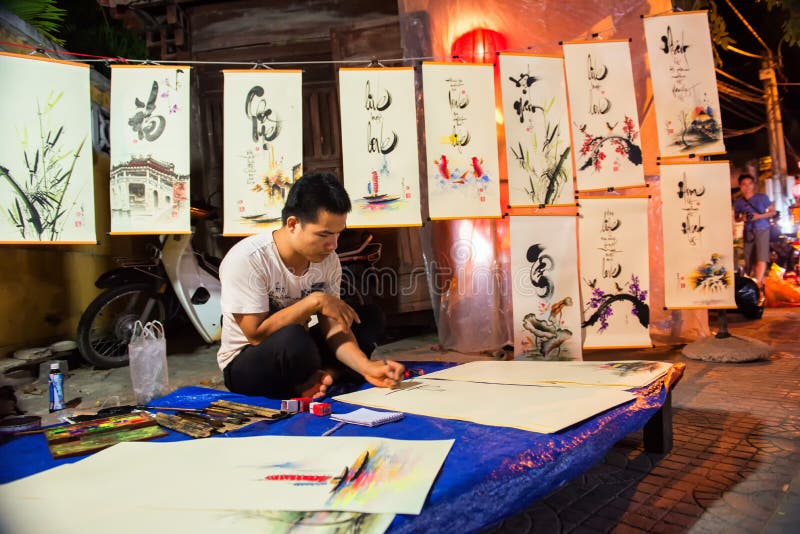 会安市,越南- 2013年9月01日:画家绘在会安市市场上 免版税库存照片 会安市,越南- 2013年9月01日:画家绘在会安市市场上 免版税库存照片