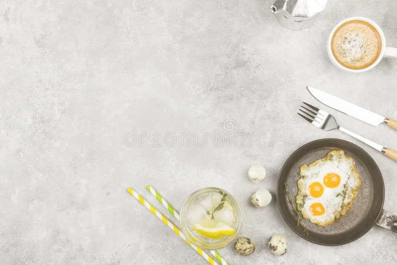 传统早餐-从鹌鹑蛋，咖啡， lemo的煎蛋